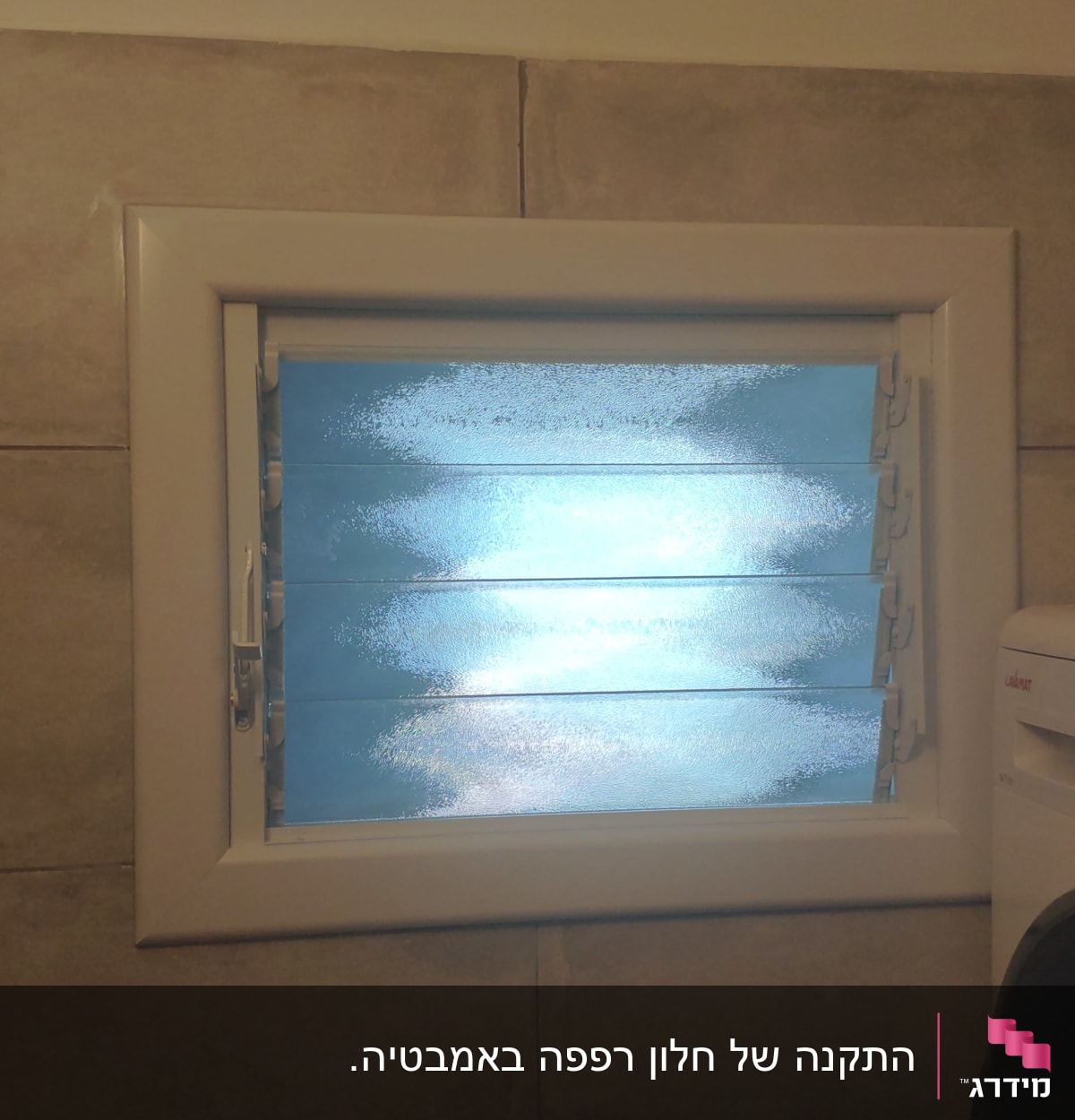 חלון עם תריסי אלומיניום בחדר אמבטיה